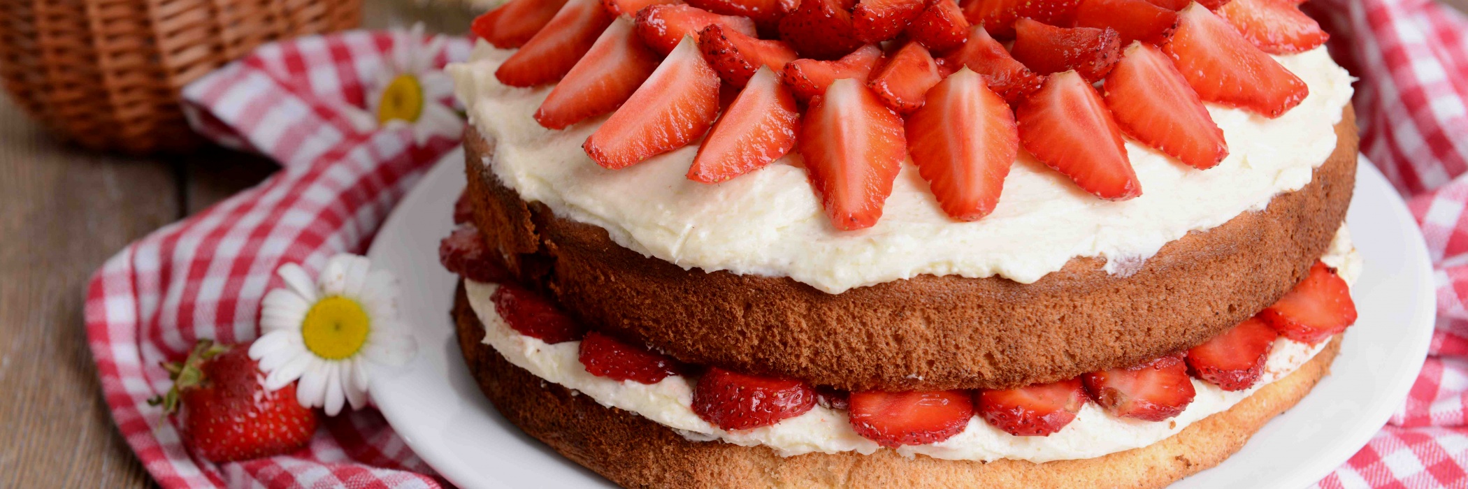 pan di spagna con fragole e panna
